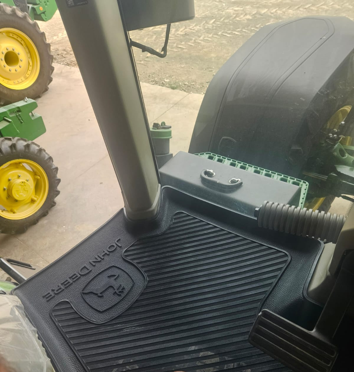 John Deere 600R Fitted Rubber Mat